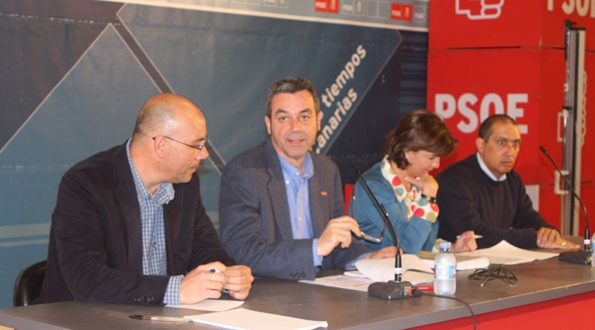 La cúpula del PSOE que dirigía Carlos Espino anunció en varias ruedas de prensa su intención de derribar el hotel Papagayo Arena.