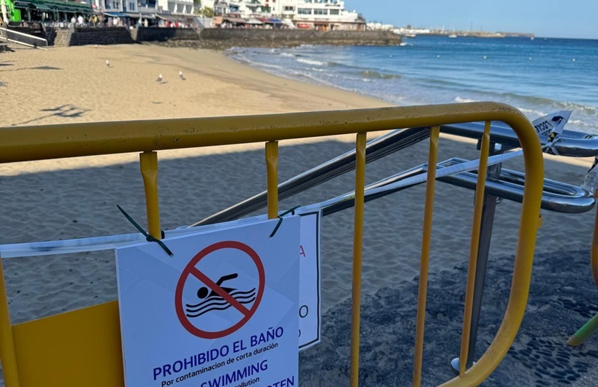 Valla cerrando el acceso a playa pequeña por los vertidos sufridos.