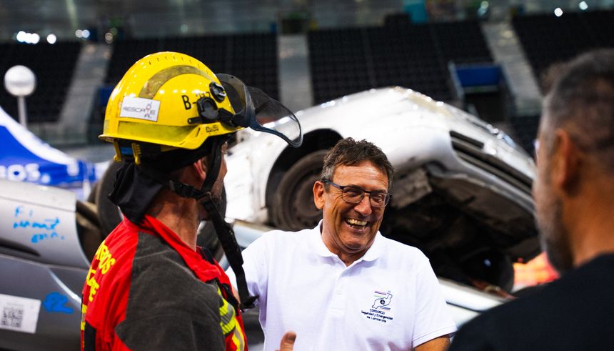 Los bomberos con el gerente del Consorcio, Enrique Espinosa.
