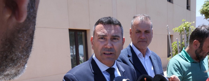 Oswaldo Betancort y Domingo Cejas atendiendo a los medios de comunicación en la puerta del nuevo Servicio Integral del Agua.