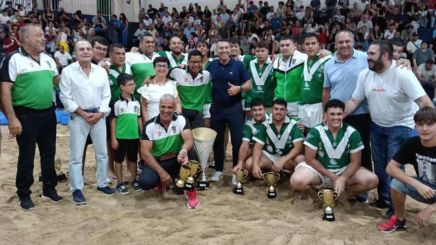 El Tao celebrando el éxito con el presidente del Cabildo y ex alcalde de Teguise, Oswaldo Betancort