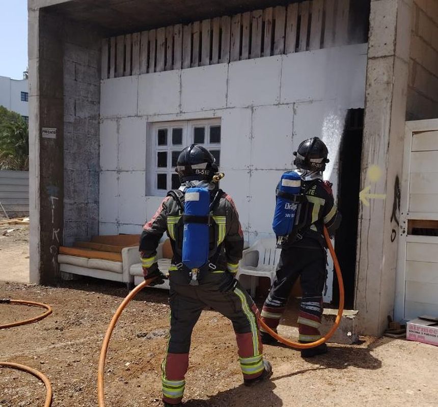 Momento de la entrada de los bomberos para resolver otra incidencia en la improvisada vivienda