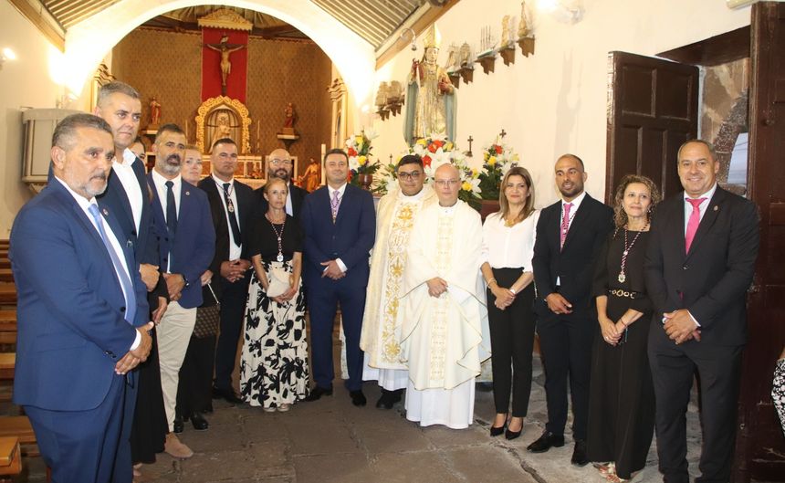 Imagen del autoridades del Ayuntamiento de Yaiza y del Cabildo este miércoles dentro de la iglesia.