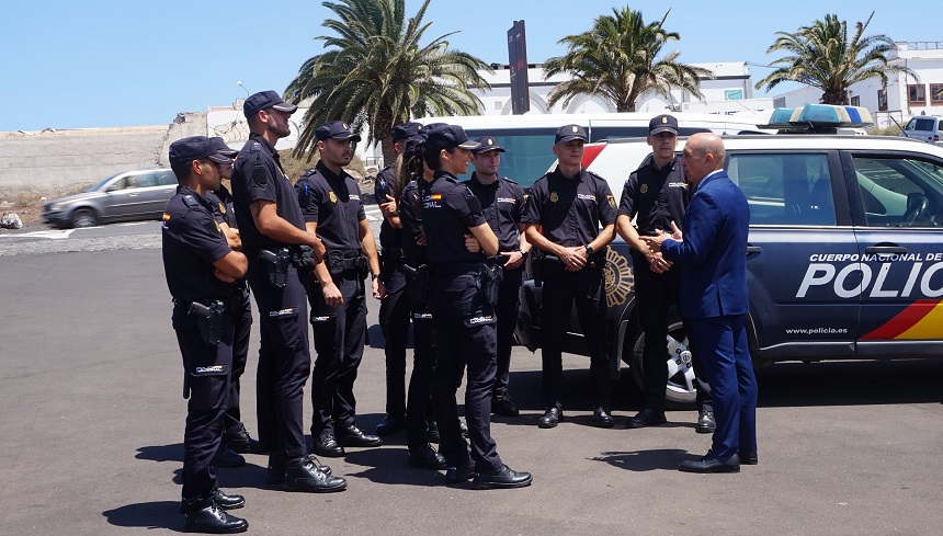 Pedro Viera charlando con los nuevos agentes.
