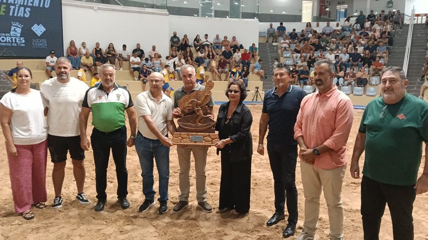 Momento de la entrega del trofeo por parte de los hermanos Cabrera Medina