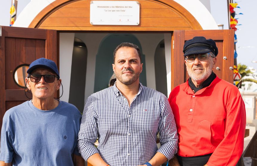 El alcalde Yonathan de León junto al superviviente Miguel Ángel Rodríguez, y el presidente de Los Buches, Juan Antonio Machado, tras la ofrenda las victimas del Cruz del Mar 