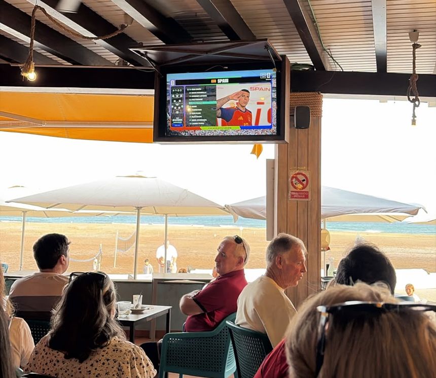 Un bar de Playa Honda con un puñado de aficionados viendo el inicio del encuentro