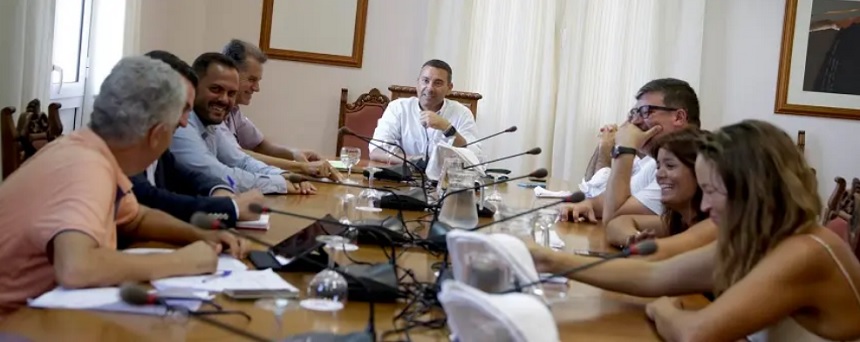 Imagen del encuentro del Consorcio del Agua en el que se decidió paralizar la compra del polémico depósito. 