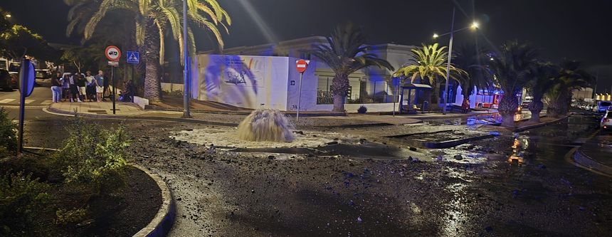 Tubería con aguas fecales en Arrecife.