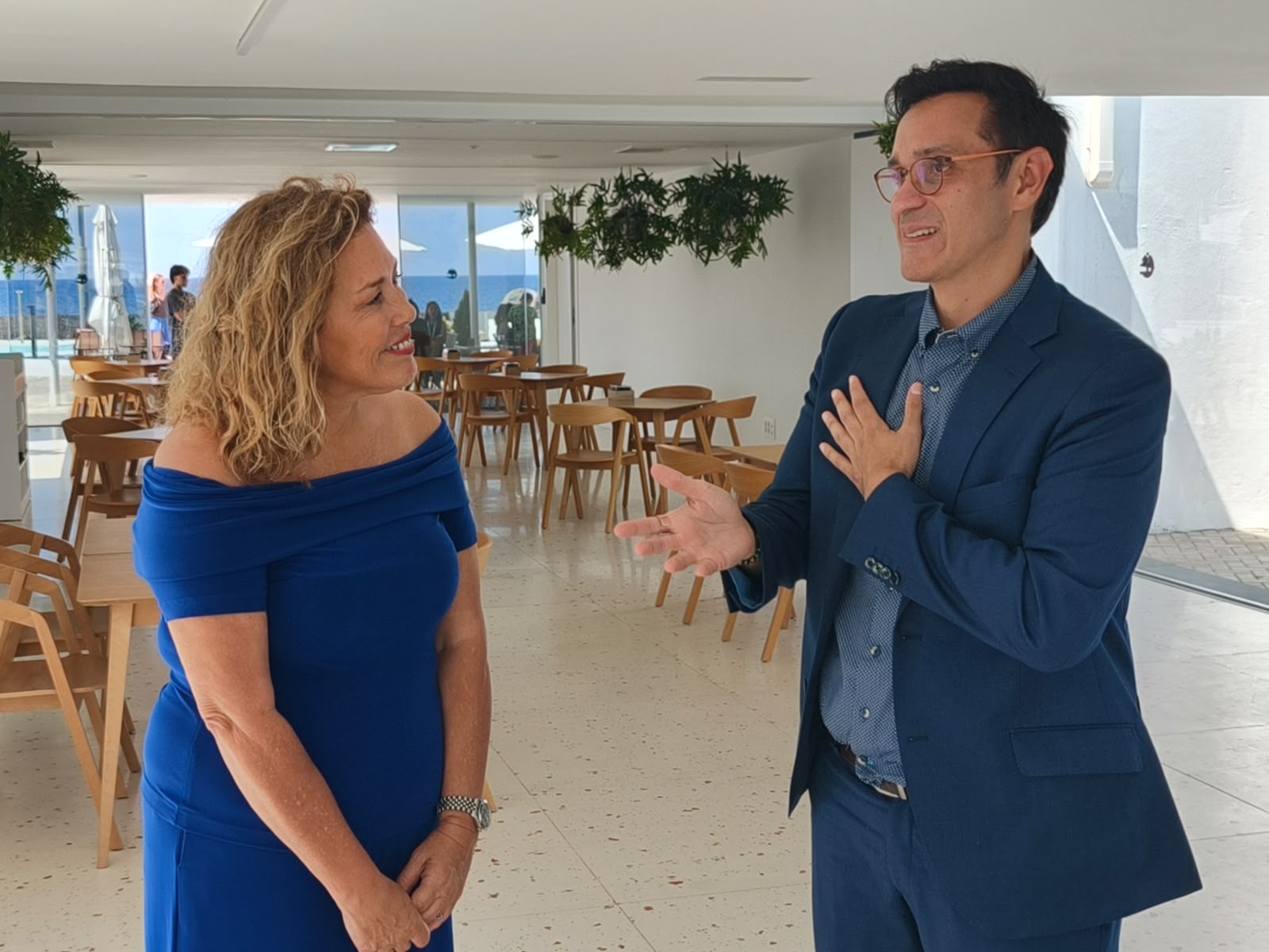 Carlos Umaña con la presidenta del Parlamento de Canaria, Astrid Pérez.