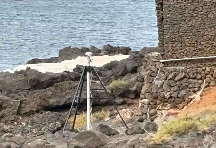 Imagen de un trípode colocado en Lanzarote.