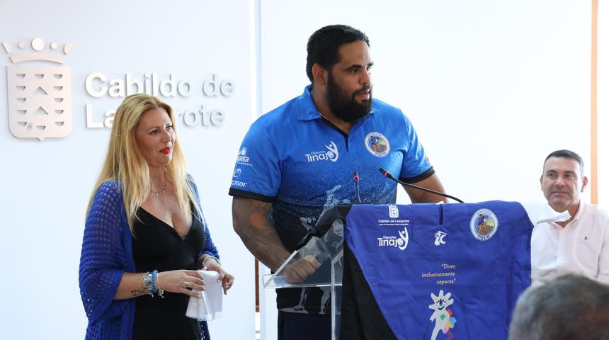 Uno de los luchadores del equipo junto a la presidenta del club.